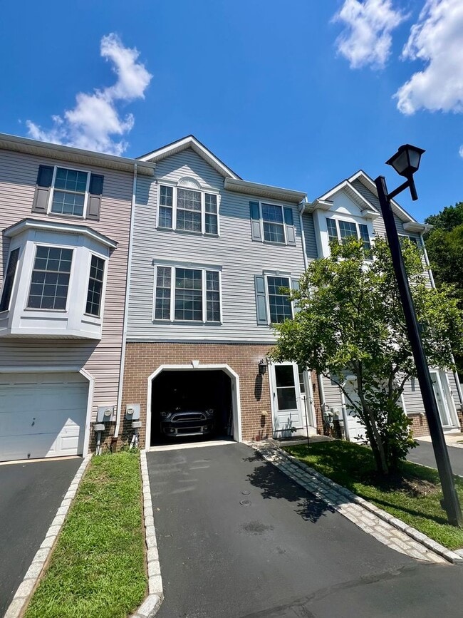 Building Photo - Stunning 3-Bedroom Townhome with 1-Car Gar...