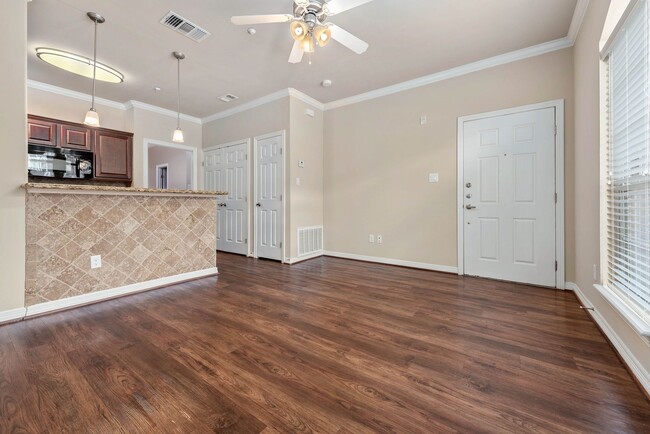 Building Photo - AUGUST PRE-LEASE!!!  Spacious 1 Bed, 1 Bat...