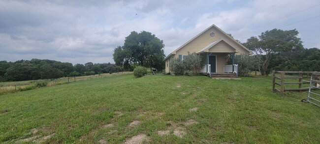 Building Photo - Cute 2 bedroom on Large Ranch