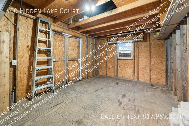 Building Photo - 400 Hidden Lake Ct