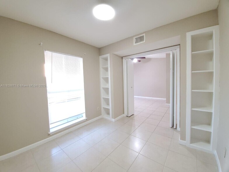 Building Photo - 833 Riverside Dr