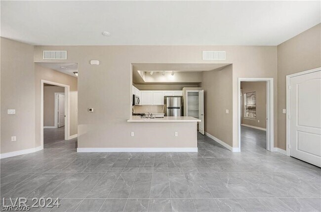 Building Photo - 2305 W Horizon Ridge Pkwy