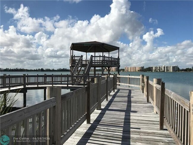 Building Photo - 112 Lake Emerald Dr