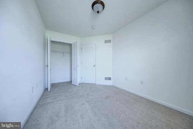 Building Photo - 689 E Walnut St