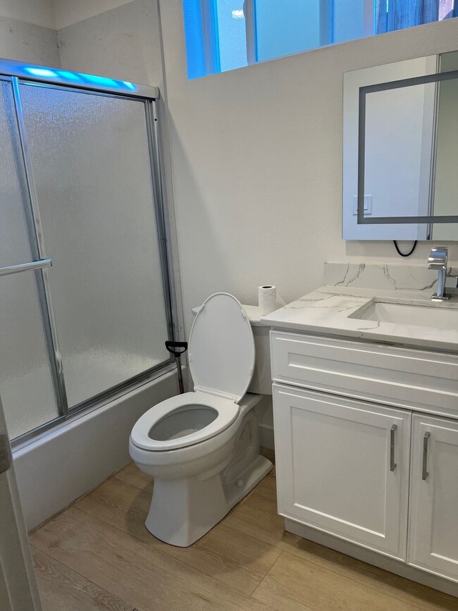 Building Photo - Three Bedroom One Bathroom