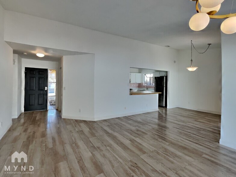 Building Photo - 370 S Pemberton Ave