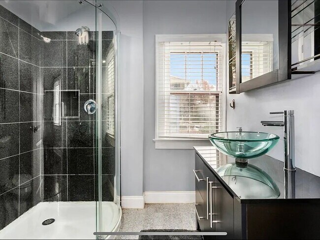 Building Photo - "Charming 3-Bed, 2-Bath Home on Holmes St, Kansas City - Your Cozy Retreat Awaits!"