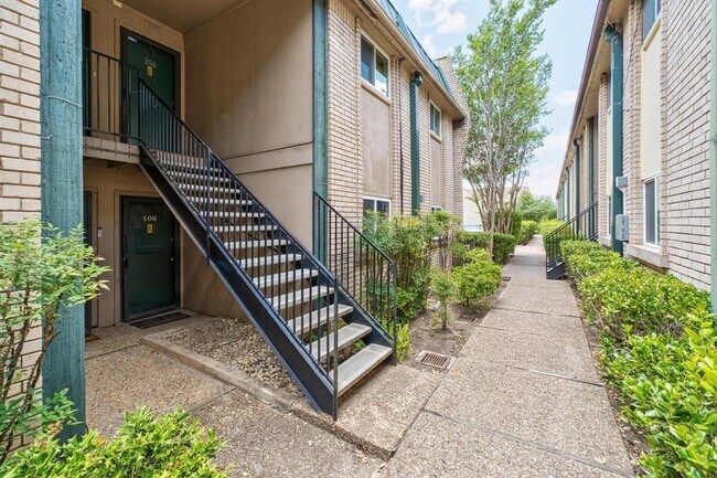 Building Photo - 2600 Penny Ln