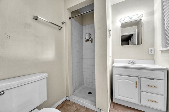 Building Photo - $2,495.00, 3-bedroom, 2 bathroom home in Centennial!