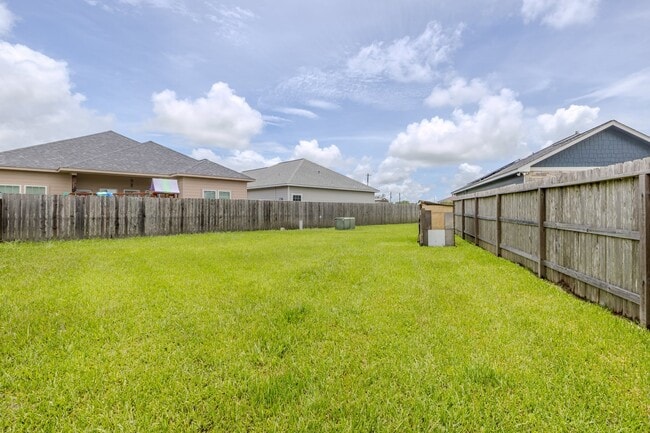 Building Photo - 2422 Cardinal Dr