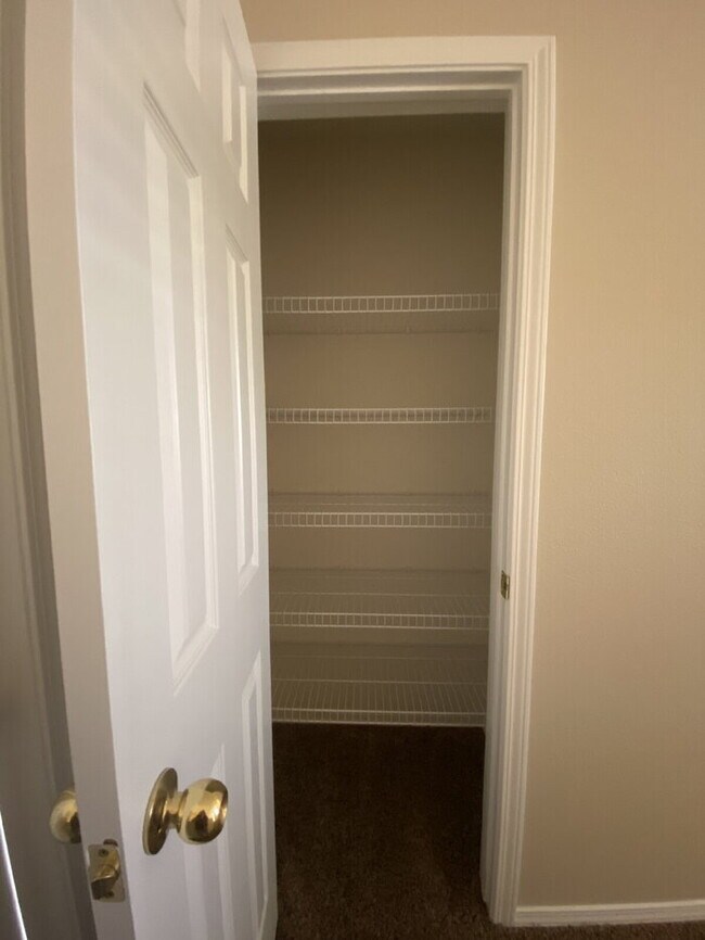 Building Photo - COMMUNITY POOL - LARGE 4 BEDROOM - Master Upstairs