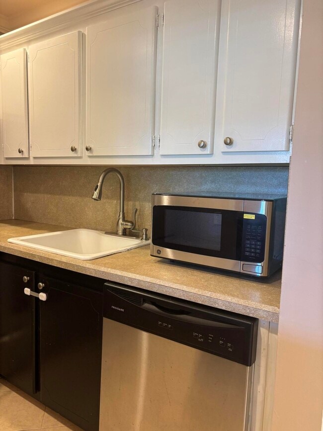 Building Photo - 87 Windsor D