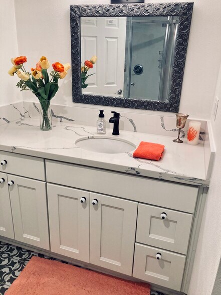 Building Photo - 2411 SE Main St