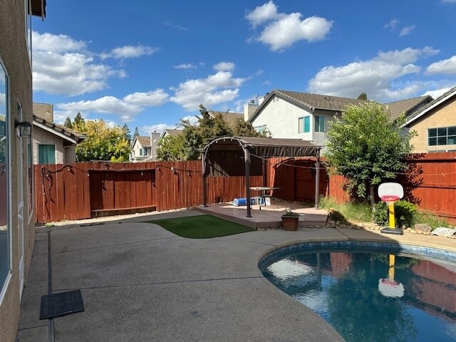 Building Photo - Lodi 4 Bedroom 3 Bathrom Home with a Pool