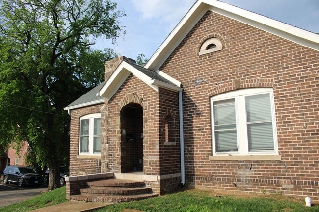 Building Photo - Renovated 8BR/6BA Home Near UTK | $1,290/B...
