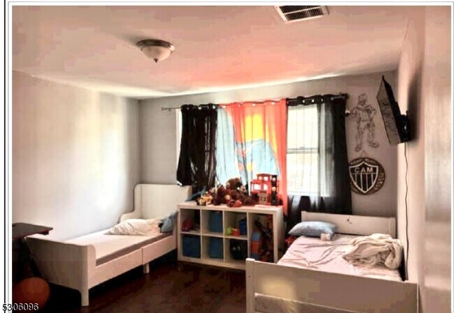 Building Photo - 923 Magnolia Ave