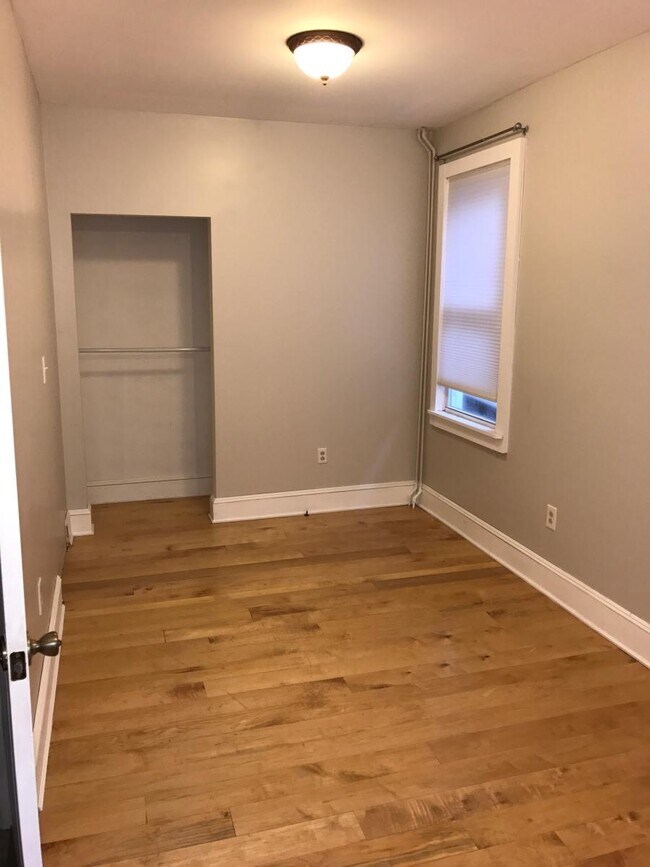 Building Photo - 10 Parkview Ct