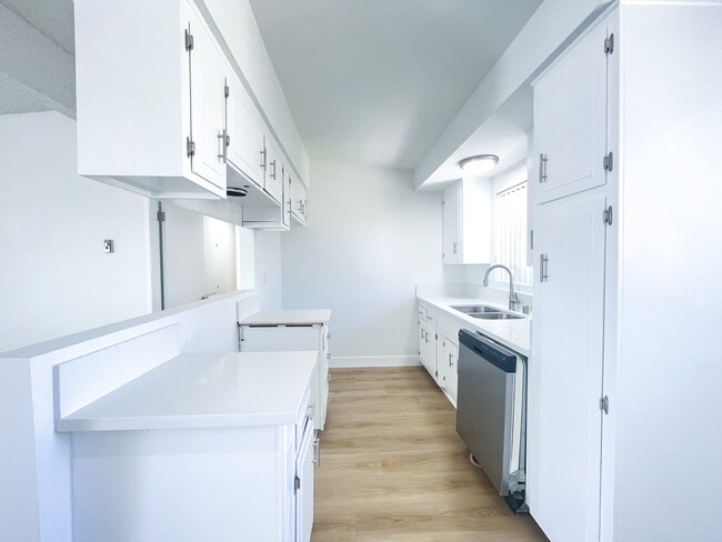 Building Photo - 704 N Paulina Ave