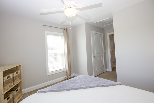 Building Photo - Charming End-Unit Townhome in Southern Pines