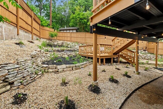 Building Photo - 3520 Highland View Dr