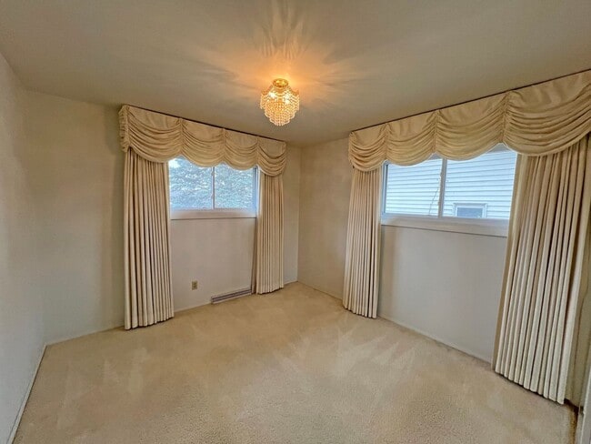 Building Photo - 4 Bedroom, 2 Bathroom Brick Ranch Home For Lease in Peoria, IL