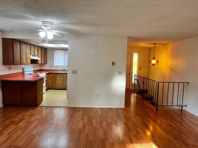 Building Photo - 1110 Shorewood Dr