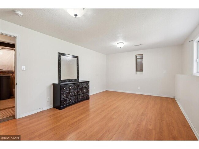 Building Photo - 2340 Edinbrook Terrace