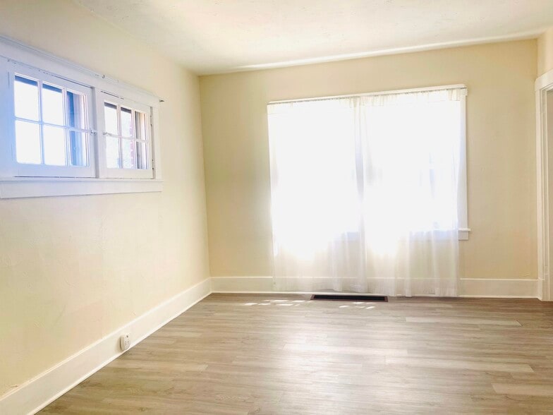 Dining room - 2331 Los Angeles Ave