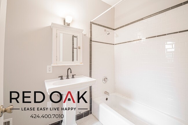 Building Photo - 109 S Sycamore Ave