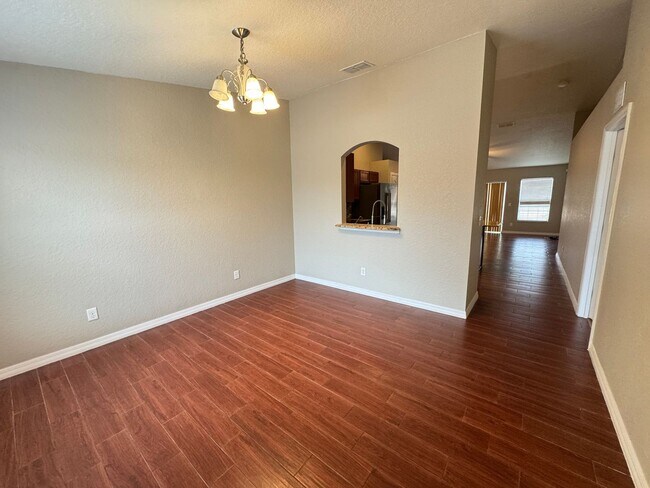 Building Photo - Spacious 4 Bedroom / 3 Bathroom Home in Davenport