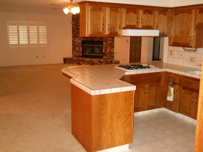 Building Photo - Beautiful Home in Wasco with Solar!!