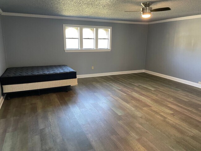 Building Photo - 229 Travis Ln