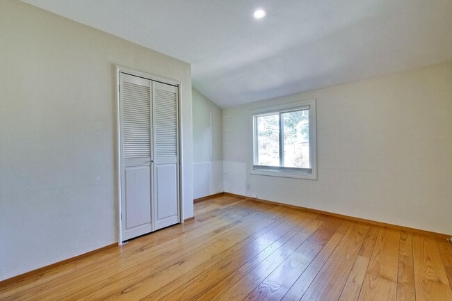 Building Photo - Beautiful 4 bedroom, 3 bath in desirable C...