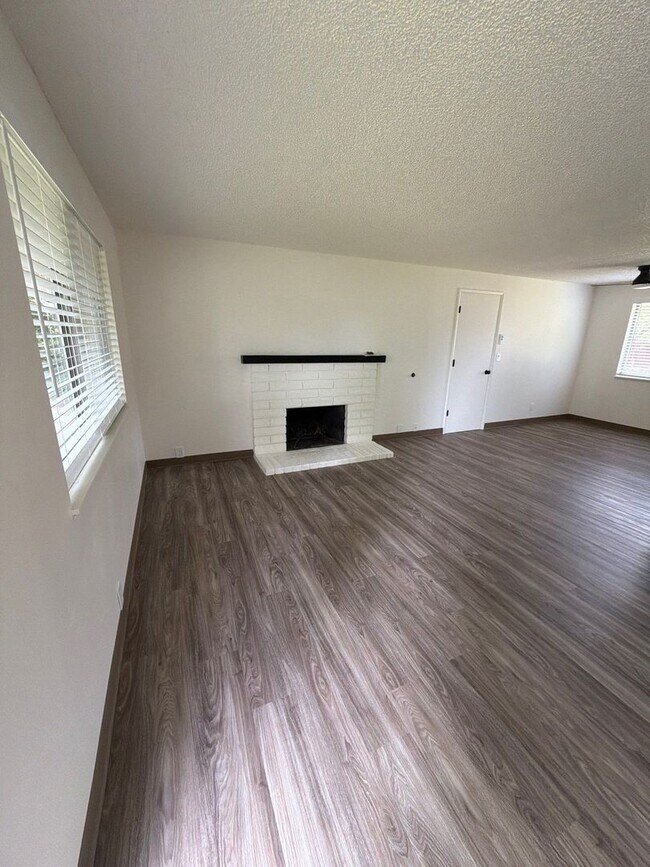 Building Photo - 1040 Lamplite Ln