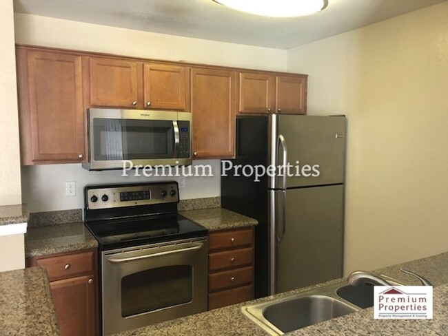 Building Photo - Move-in Ready 2BD/1BA Upper-Level, End Uni...