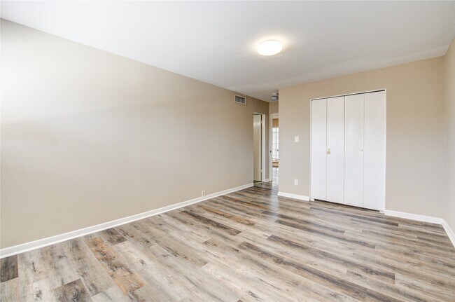 Building Photo - 2101 Fountain View Dr