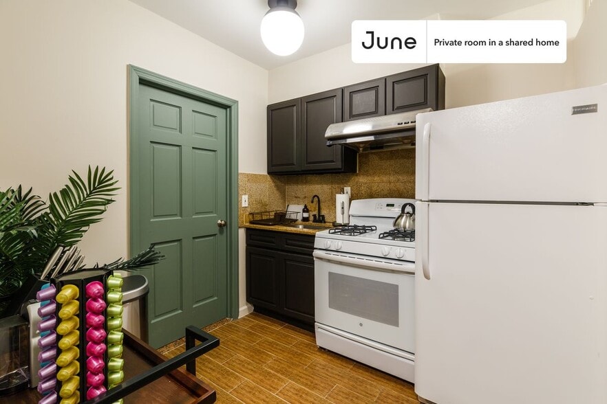 Building Photo - Room in Shared 3 bed/1 bath home in Chinatown