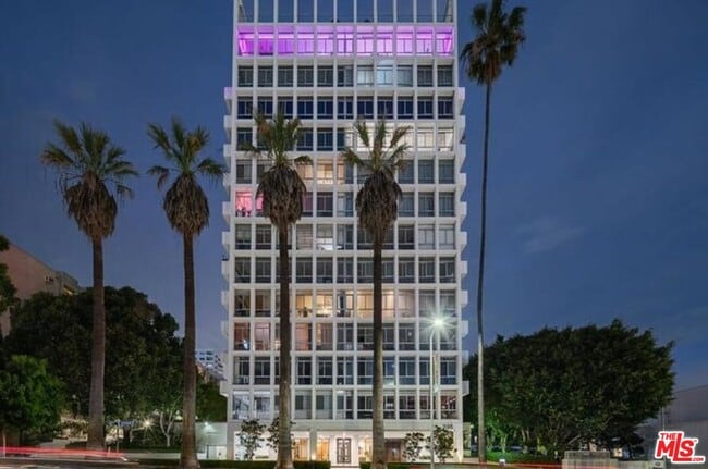 Building Photo - 7135 Hollywood Blvd