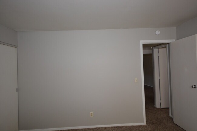 Building Photo - 4330 Villa Dr