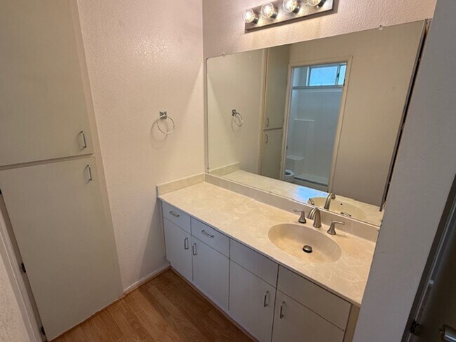 Building Photo - 2-Bedroom, 2-Bathroom Ground Level Condo in Hercules