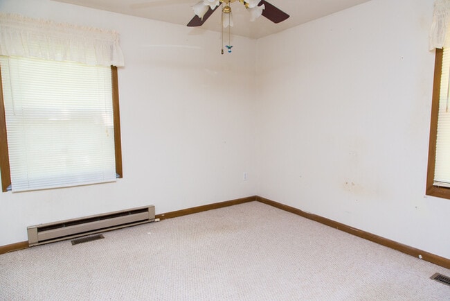 Building Photo - Country living in Cedar Grove