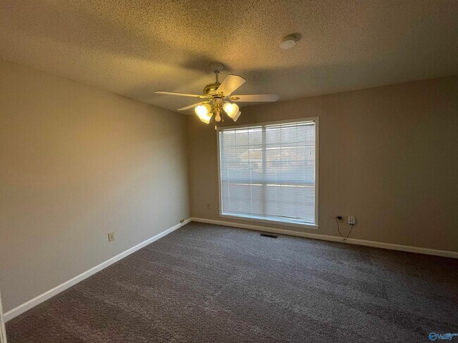 Building Photo - 100 Medicine Bend Ct