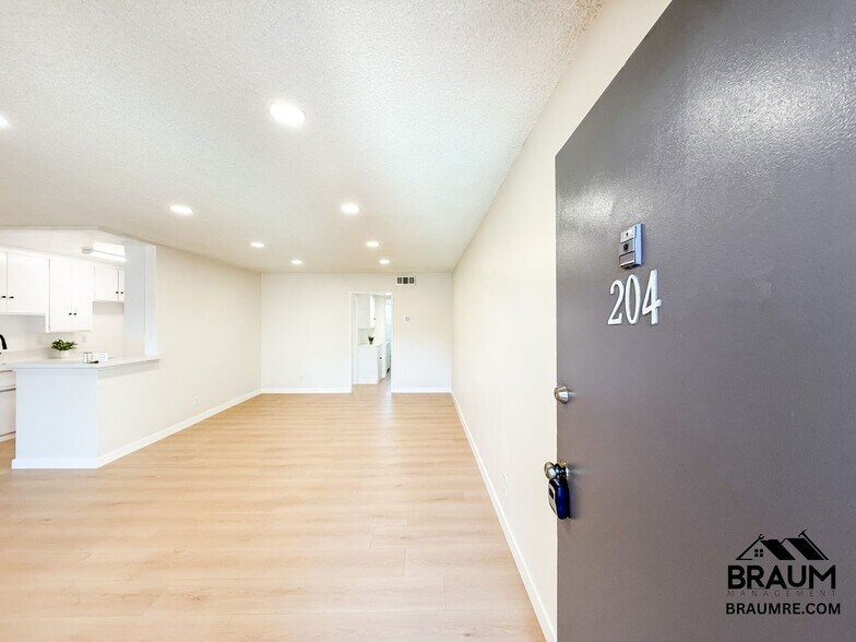 Building Photo - 6041 Whitsett Ave