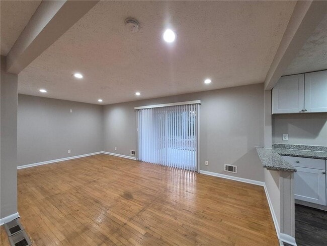 Building Photo - 2057 Willamette Way