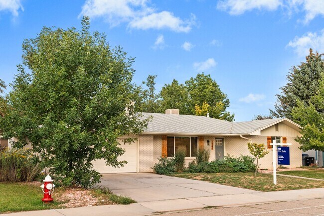 Building Photo - Charming and Renovated 4 Bedroom 2 Bathroo...