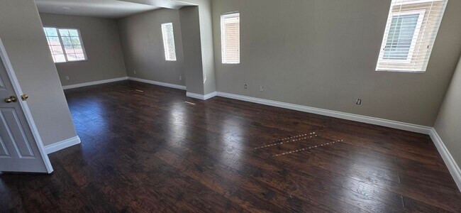 Building Photo - Large 6bed 4bath San Jacinto Beauty!