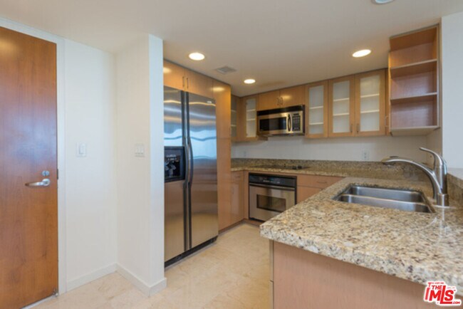 Building Photo - 13700 Marina Pointe Dr