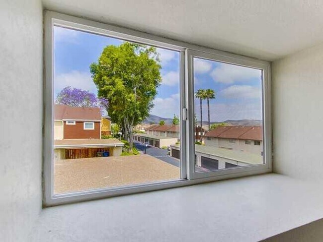 Building Photo - Awesome Townhome w/ 3 bedroom