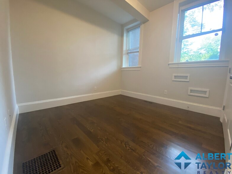 Building Photo - 2044 Beacon St