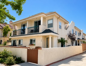 Building Photo - Coastal Living at It's Best! Pacific Beach Townhome with Incredible Rooftop Views!